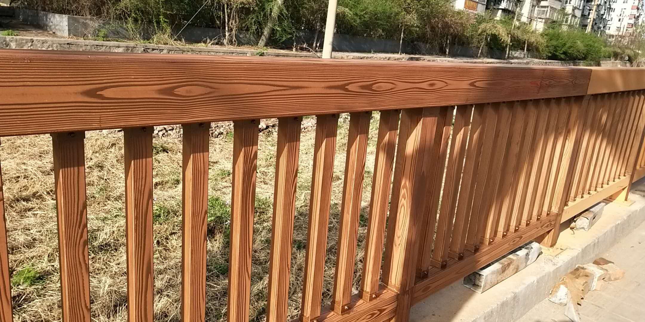 柳州河北承德双桥区护栏仿木纹漆施工项目